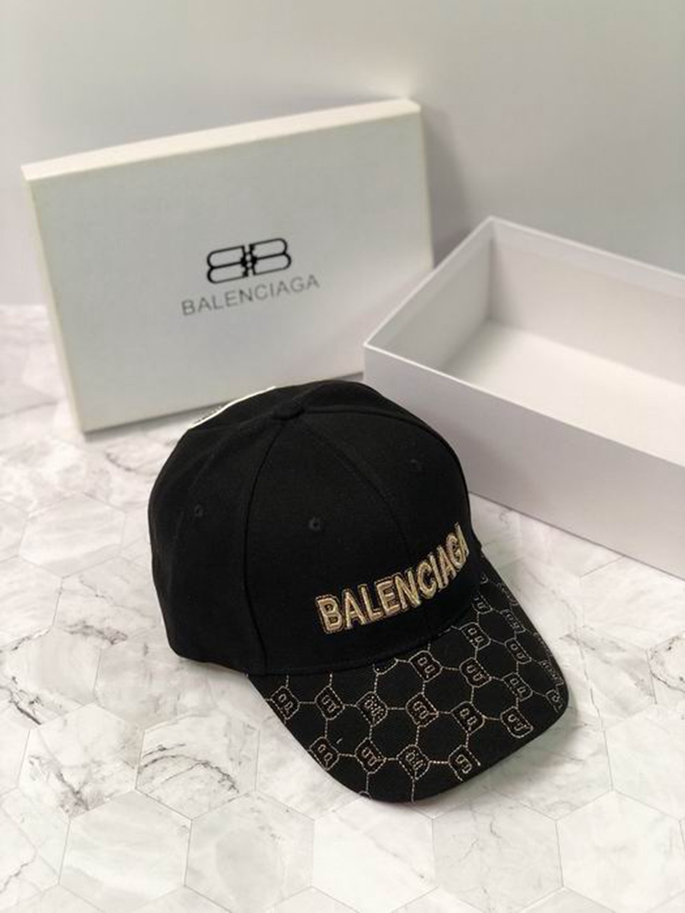 Ba*len*cia*ga hat